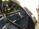 【ブラインドスポットインフォメーション】走行中に、斜め後ろの車を検知すると、ドアミラーのマーク点灯にてお知らせします。