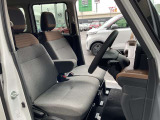 運転席も広々でゆったり気分で運転できます♪