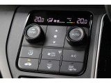 トリプルゾーンフルオートエアコンを装備。運転席・助手席・リアで独立した温度設定が可能!プラズマクラスターも搭載していますので車内の温度設定だけでなく空気清浄や脱臭などの効果を発揮して車内は快適空間♪