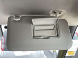 サンバイザーには便利なバニティミラーが装備されています。