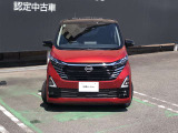 日産のアイデンティティ、Vモーショングリルを幅広メッキモールで表現したフロントグリル。後期モデルでよりシャープにリファイン