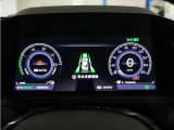 10.2インチフルデジタルグラフィックメーターで、運転中の確認がしやすく安全運転に役立ちます。
