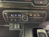 【オートエアコン】一度お好みの温度に設定すれば、車内の温度を検知し風量や温度を自動で調整。暑い&hellip;寒い&hellip;と何度もスイッチ操作をする必要はありません。快適な車内空間には必須の機能ですね♪