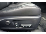 運転席にはパワーシートが付いております。パワーシートは指先1つで操作出来るためチカラの弱い女性の方でもシートに座ったまま操作出来ます♪