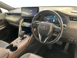 スタイリッシュなデザインのインパネ。各操作スイッチは使いやすい位置に配置されてます。