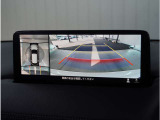 【360&deg;ビュー・モニター】専用カメラにより上から見下ろしたような視点で360度クルマの周囲を確認することができます。駐車が苦手な方でも縦列駐車や幅寄せ時に活躍してくれます。
