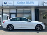 【BMWの伝統-3】BMWのお車は、&ldquo;駆け抜ける歓び&rdquo;を体現しております。走行の安定性とコーナリングの良さを追求し、思い通りにハンドルの操作可能です。