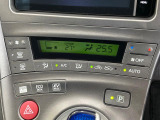 【オートエアコン】一度お好みの温度に設定すれば、車内の温度を検知し風量や温度を自動で調整。暑い&hellip;寒い&hellip;と何度もスイッチ操作をする必要はありません。快適な車内空間には必須の機能ですね♪