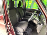 運転席まわりには十分なスペースがあり、大柄な方でもゆったり運転していただける環境です。