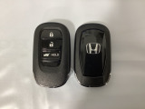 スマートキーを装備しています。鍵を差し込むことなくドアロックの開け閉めと、スタートボタン操作でのエンジンスタートができます。ボタン操作でトランクが開けられる電動テールゲートのボタンもついています。