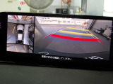 360度ビューカメラを搭載。4方の小型カメラの映像を処理し、車両真上からの映像に変換しています。