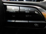 【MRCCマツダレーダークルーズコントロール】ミリ波レーダーで前方の走行車との車間距離を認識。自動追従走行を可能にしています。