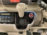CVT車のセレクトレバーです。低速から高速まで、変速ショックのないスムーズな走りを実現するとともに、エンジン効率のよい領域を維持することで燃費にも貢献します。