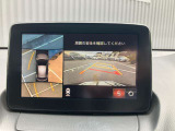 360度ビューカメラを搭載。4方の小型カメラの映像を処理し、車両真上からの映像に変換しています。