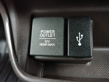 【POWEROUTLET】12V電源ソケットを設置しております。周辺機器の充電にご利用頂けます。便利なUSBジャックも付いています。