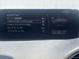 鋭く前方を照らす、LEDヘッドライト。遠くまで視界が開けることで、より安心したストレスのない走行を、提供してくれます。