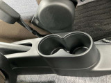 運転席と助手席の間にはドリンクホルダーがあります。