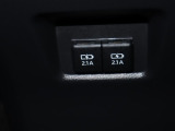 充電ケーブルなどが差し込めるソケットも付いています。