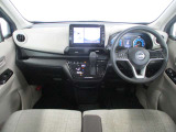 ベージュ系で明るい車内。ベンチシートで足元ゆったり広々です。