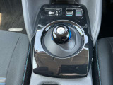 日産リーフ専用のシフトレバーは操作しやすく電動サイドブレーキ機能も付いています♪