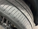 ホイールの状態やタイヤ溝の残り具合は、安全性や維持費にも関わる重要なポイントです。写真にて現状をご確認いただけますが、気になる点や詳細については、お気軽にお問い合わせください。