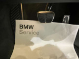 【ペダル】BMWはオルガン式アクセルペダルを採用しています。踏み込む足とペダルが同じ軌跡を描くため、かかとがずれにくく、アクセルコントロールがよりしやすくなるメリットがあります。
