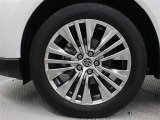 19インチアルミホイール(スーパークロームメタリック塗装)が装着されています。タイヤサイズ225/55R19