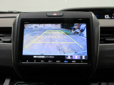 バックカメラの画像です。ガイドラインがスムースな車庫入れをサポートいたします。車庫入れの安心感がアップしますね。