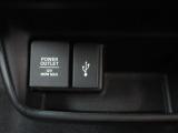 【POWEROUTLET】12V電源ソケットを設置しております。周辺機器の充電にご利用頂けます。便利なUSBジャックも付いています。