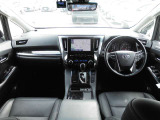 【運転席・インパネまわり】 ハンドル・シート・フロアーなど隅々までプロによるクリーニング済み☆彡キレイな車内でドライブが一層快適にお楽しみいただけます!!
