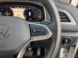 ステアリングに配置されたスイッチは、選局やボリューム調整など、運転を妨げることなく操作が可能です。