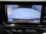 バックガイドモニター(リバース連動)で、後方を確認しながら安心して駐車することができます。運転初心者も熟練者も必須の機能ですよ!