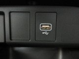 USBジャック付きです。全車、弊社専門スタッフによる内外装クリーニングを実施しております。綺麗な状態でご納車いたします。
