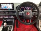 【ハンドル】運転にかかわる様々な操作を安全に行えるように視点移動が少なく操作性に配慮されたスイッチ類が凝縮されたコックピットです。