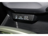 小物の収納に便利なセンタートレイには携帯等のデバイスの充電可能なUSB出力電源付です。