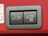 【パワーバックドア】スマートキーや運転席のボタンを押すだけでリアゲートが自動で開閉します!荷物を持っている時や、高い位置にあるバックドアを閉める際に便利な機能です♪