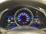 ハイブリット車専用のメーターです。中央のスピードメーターより左右のサブデスプレイで燃費や動力伝達などの情報が見れるようになっています。