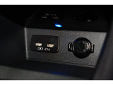 小物の収納に便利なセンタートレイには携帯等のデバイスの充電可能なUSB出力電源付です。