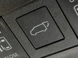 【パワーバックドア】スマートキーや運転席のボタンを押すだけでリアゲートが自動で開閉します!荷物を持っている時や、高い位置にあるバックドアを閉める際に便利な機能です♪