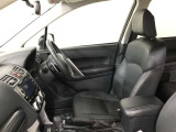 高いホールド性で運転姿勢が安定します。長距離ドライブでも疲れにくいのが魅力です。快適なドライビングライフをお送りください♪