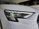 Audiが最初に採用したLEDポジショニングランプ。シャープなラインで昼間でも点けていたいと思うほど上品でオシャレです。夜間走行時はさらに目立ちます!