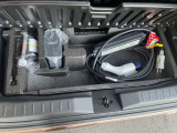 トランク下にはパンク修理材と充電ケーブル(200V7.5m)があります。