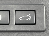 【パワーバックドア】スマートキーや運転席のボタンを押すだけでリアゲートが自動で開閉します!荷物を持っている時や、高い位置にあるバックドアを閉める際に便利な機能です♪