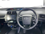運転席まわりです。 各操作スイッチは使いやすい位置に配置されてます。