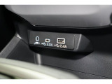小物の収納に便利なセンタートレイには携帯等のデバイスの充電可能なUSB出力電源付です。