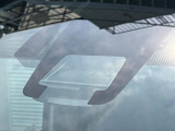 【プリクラッシュセーフティ】前方の車両等を検知し、衝突しそうな時は警報で注意を促し、ブレーキを踏む力をサポート。ブレーキを踏めなかった場合は衝突被害軽減ブレーキが作動、衝突回避をサポートします。