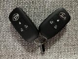 電子カードキーを携帯していれば、ドアハンドルやバックドアのリクエストスイッチを押すだけでドアの施錠・解錠が出来ます♪もちろん 遠隔操作も可能です!盗難防止のイモビライザー機能装備ですよ ☆