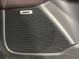 【BOSEサウンドシステム】メーカーオプションの高品位サウンドシステムを搭載。専用のチューニングが施された大小様々なスピーカーから良質なサウンドが奏でられ、臨場感あふれる音響空間を演出します。