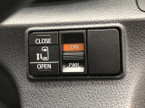 片側パワースライドドアが付いています。運転席やワイヤレスリモコンにも開閉スイッチがあり、とても便利です。半ドア防止や挟み込み防止機能も付いていますよ。