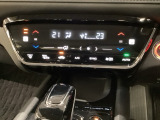 プラズマクラスター付き・オートエアコンがついてます。左右独立で温度設定のできるデュアルオートエアコンです。パネル内のシートヒータースイッチは前席の左右別々に温度設定ができます。